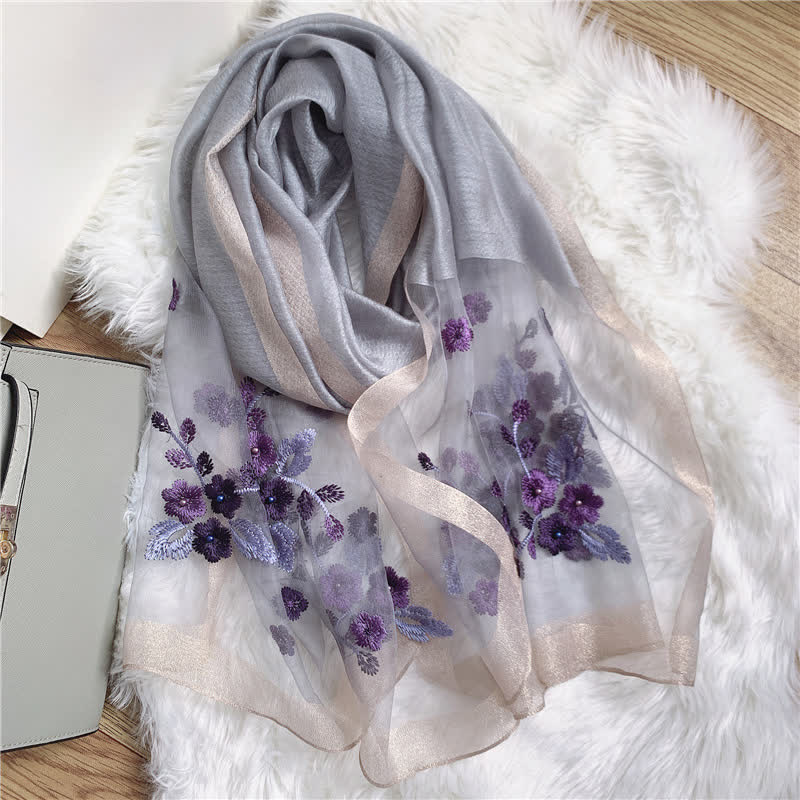 Bufanda fina de verano con borde dorado y flores bordadas de abedul