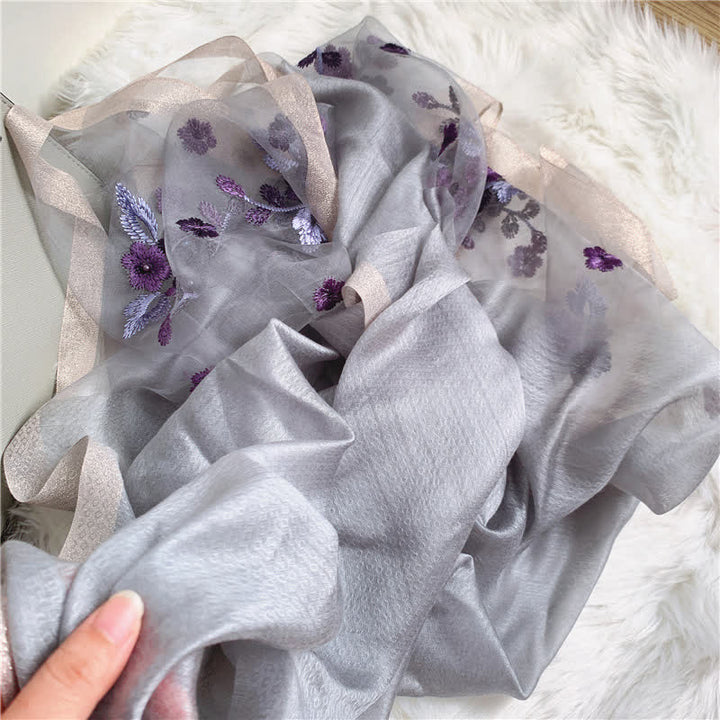 Bufanda fina de verano con borde dorado y flores bordadas de abedul