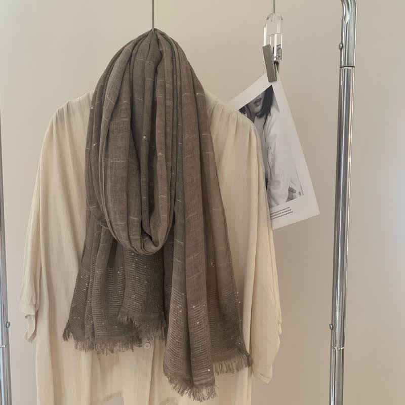 Bufanda fina de color liso con lentejuelas teñidas y sucias