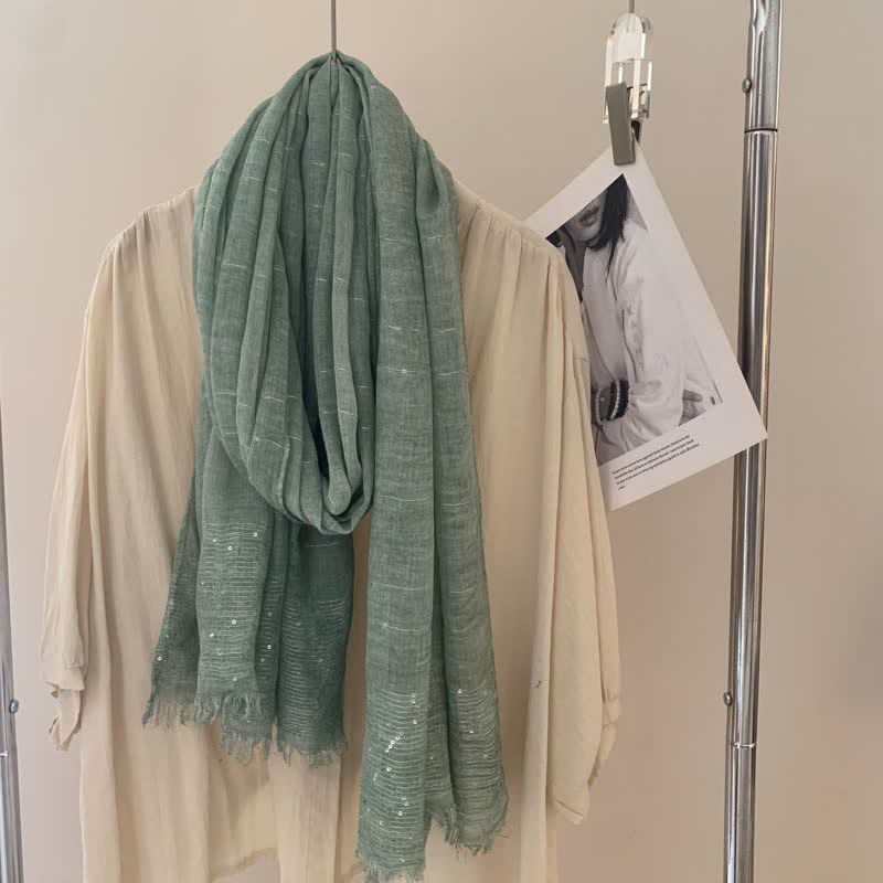 Bufanda fina de color liso con lentejuelas teñidas y sucias