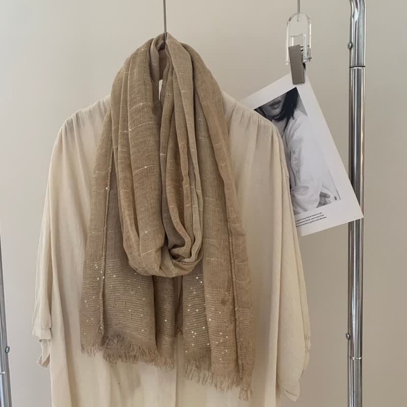 Bufanda fina de color liso con lentejuelas teñidas y sucias