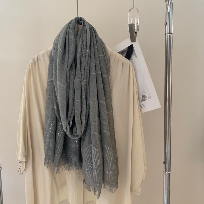 Bufanda fina de color liso con lentejuelas teñidas y sucias