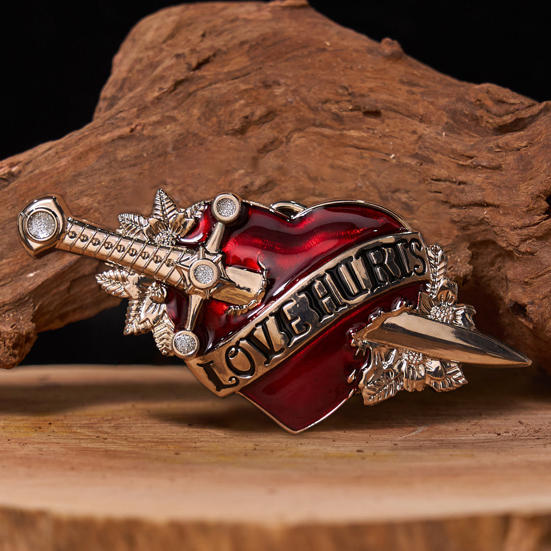 Cinturón de cuero con hebilla estilo western "Una espada atravesando el corazón"