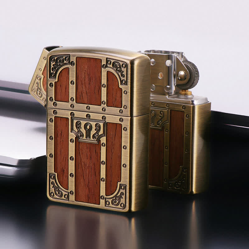 Encendedor de queroseno recargable con grabado de latón y puerta antigua de madera marrón