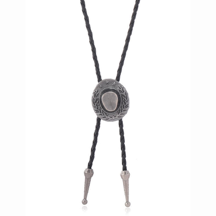 Dije de bronce con forma de sombrero de vaquero y corbata de bolo
