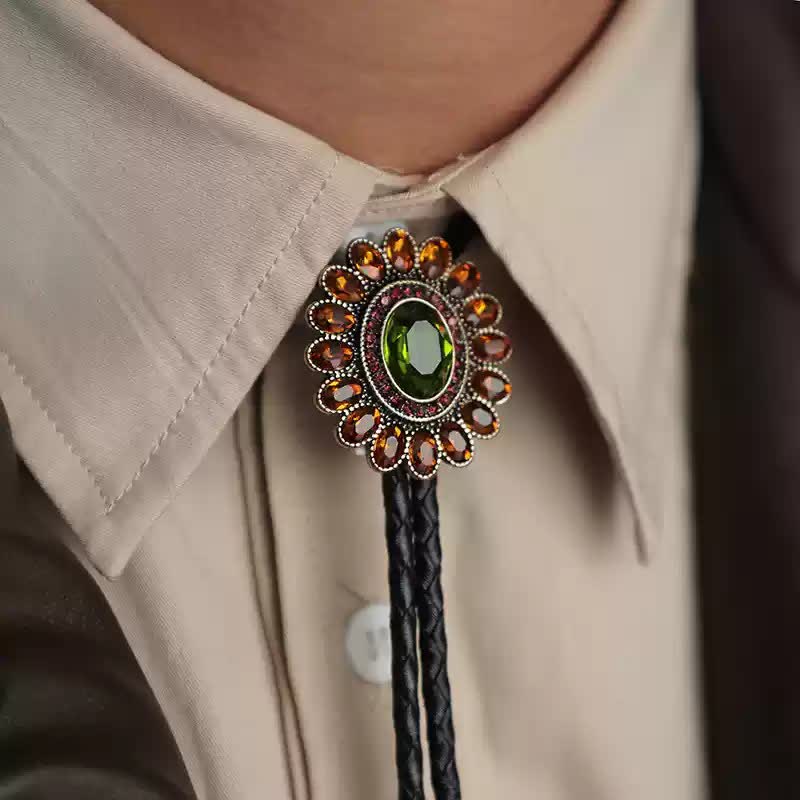 Corbata bolo con flor de cristal verde y naranja solar