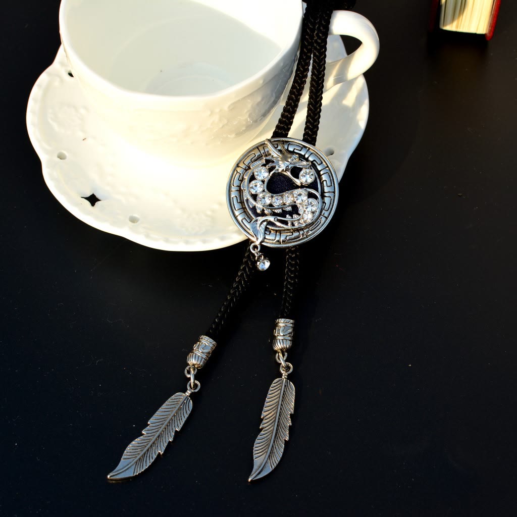 Corbata bolo con plumas y dragón de diamantes de imitación del oeste
