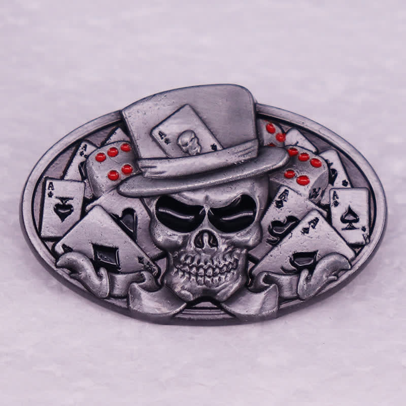 Broche de póker con cartas de dados y esqueleto de calavera