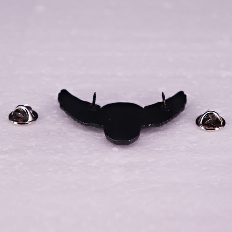 Broche de calavera risueña demoníaca alada