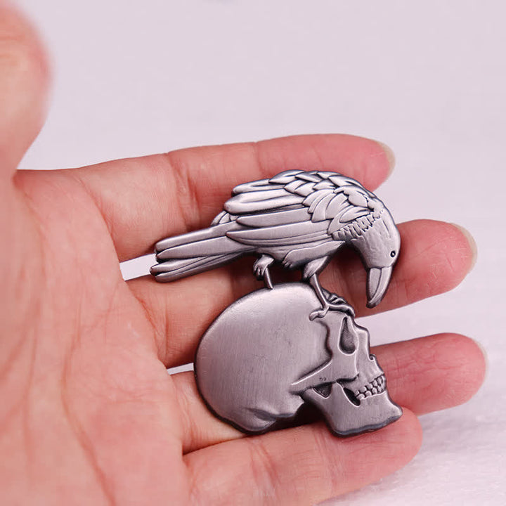 Broche gótico antiguo de calavera de cuervo repujado en plata