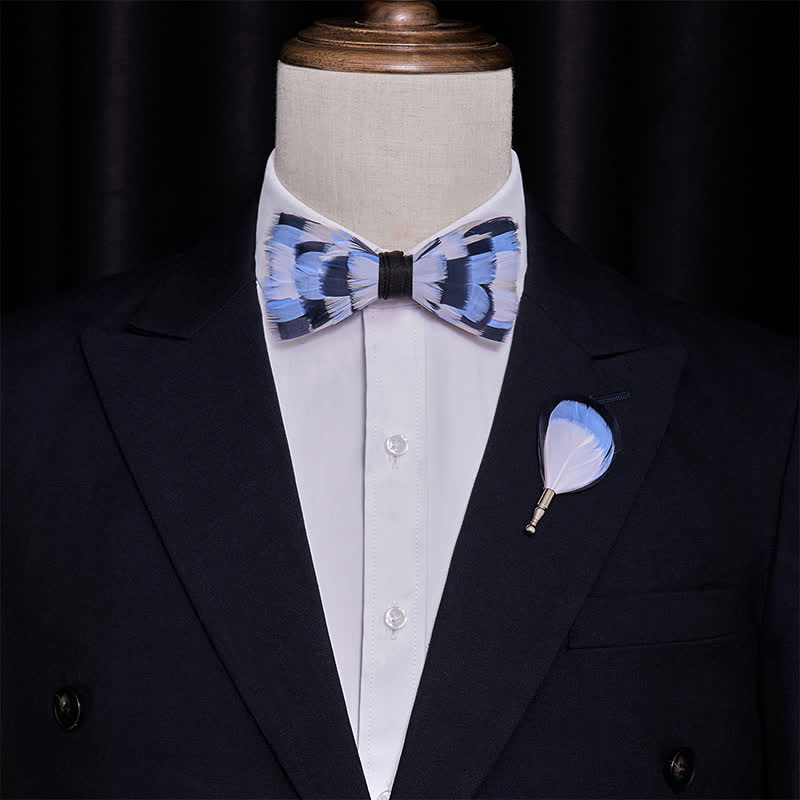 Pajarita con plumas y diseño de cuadros azules y blancos con prendedor de solapa