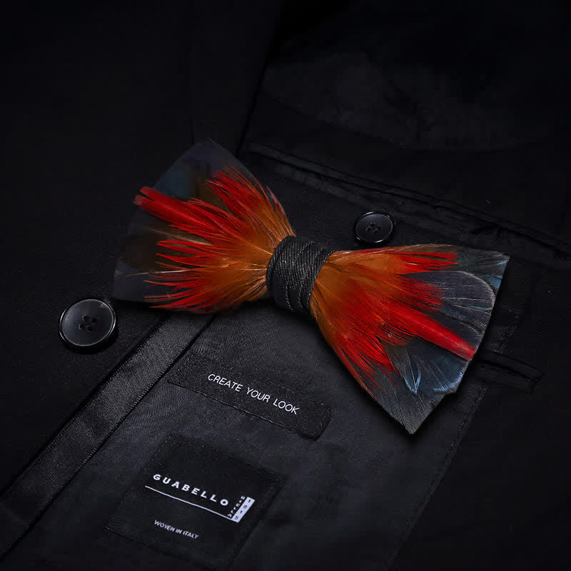 Pajarita con plumas de color rojo intenso y azul acero y broche de solapa