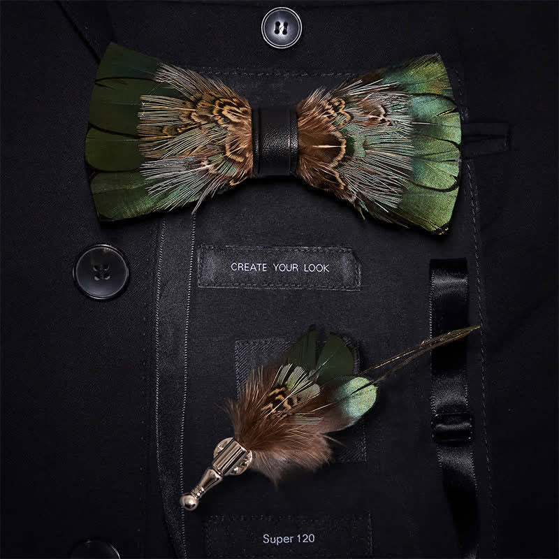 Pajarita de plumas verde bosque primordial con prendedor de solapa