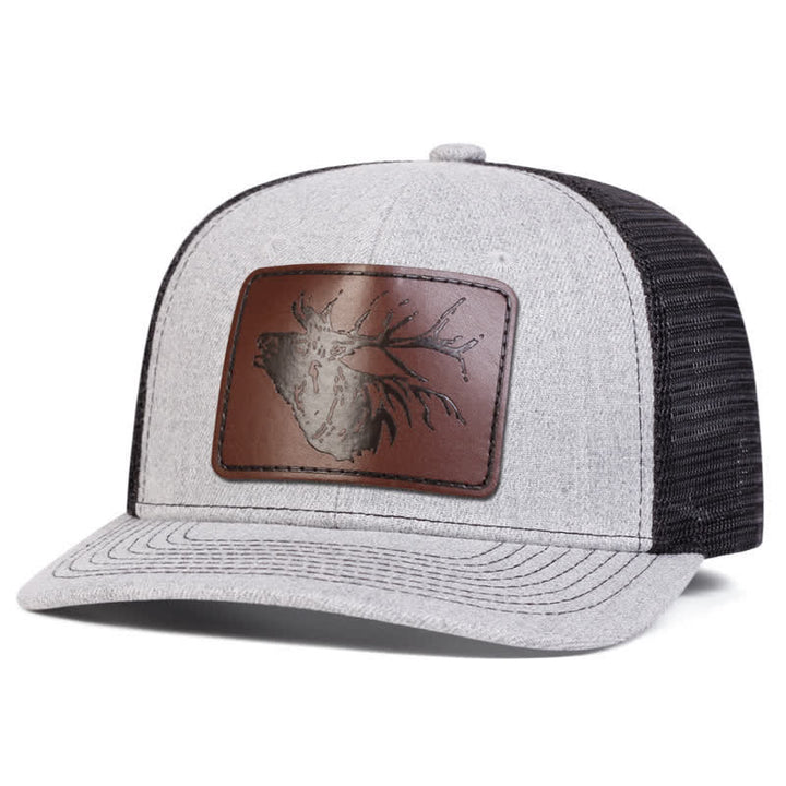 Gorra de camionero con parche de etiqueta de cuero y cabeza de ciervo grande