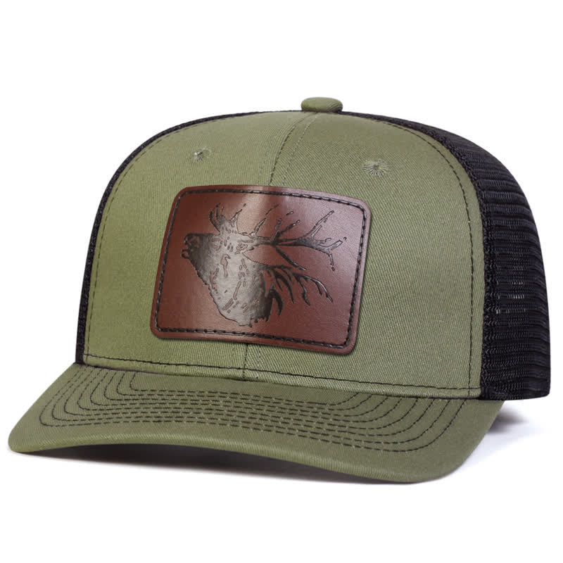 Gorra de camionero con parche de etiqueta de cuero y cabeza de ciervo grande