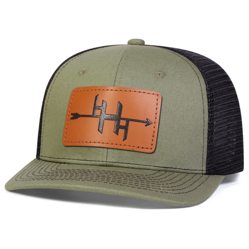 Gorra de camionero con parche de etiqueta de cuero y diseño de pistola con punta de flecha