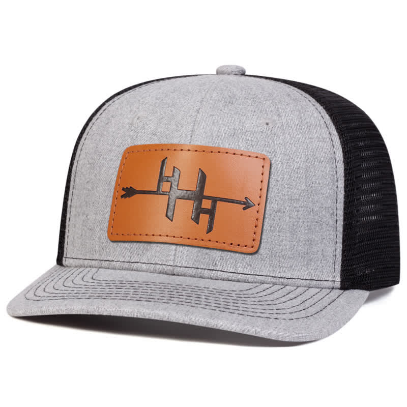Gorra de camionero con parche de etiqueta de cuero y diseño de pistola con punta de flecha
