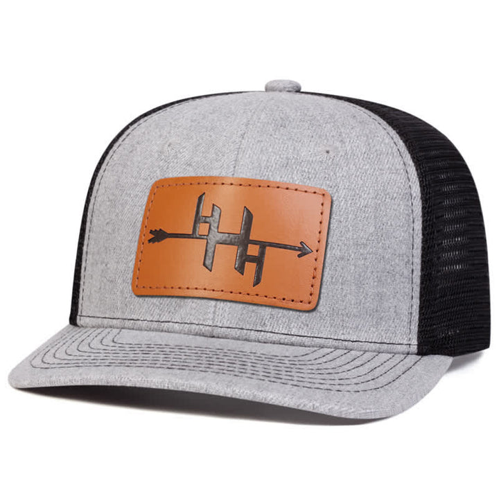 Gorra de camionero con parche de etiqueta de cuero y diseño de pistola con punta de flecha