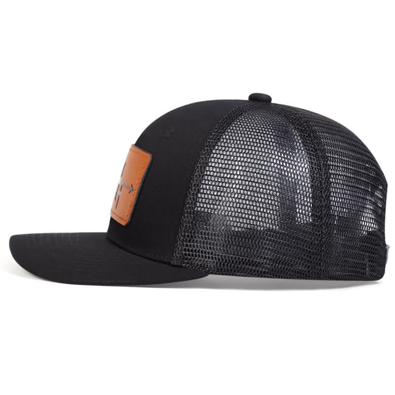 Gorra de camionero con parche de etiqueta de cuero y diseño de pistola con punta de flecha