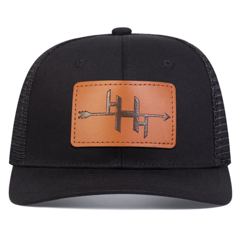 Gorra de camionero con parche de etiqueta de cuero y diseño de pistola con punta de flecha