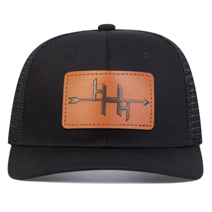 Gorra de camionero con parche de etiqueta de cuero y diseño de pistola con punta de flecha
