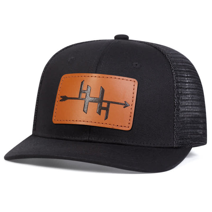 Gorra de camionero con parche de etiqueta de cuero y diseño de pistola con punta de flecha