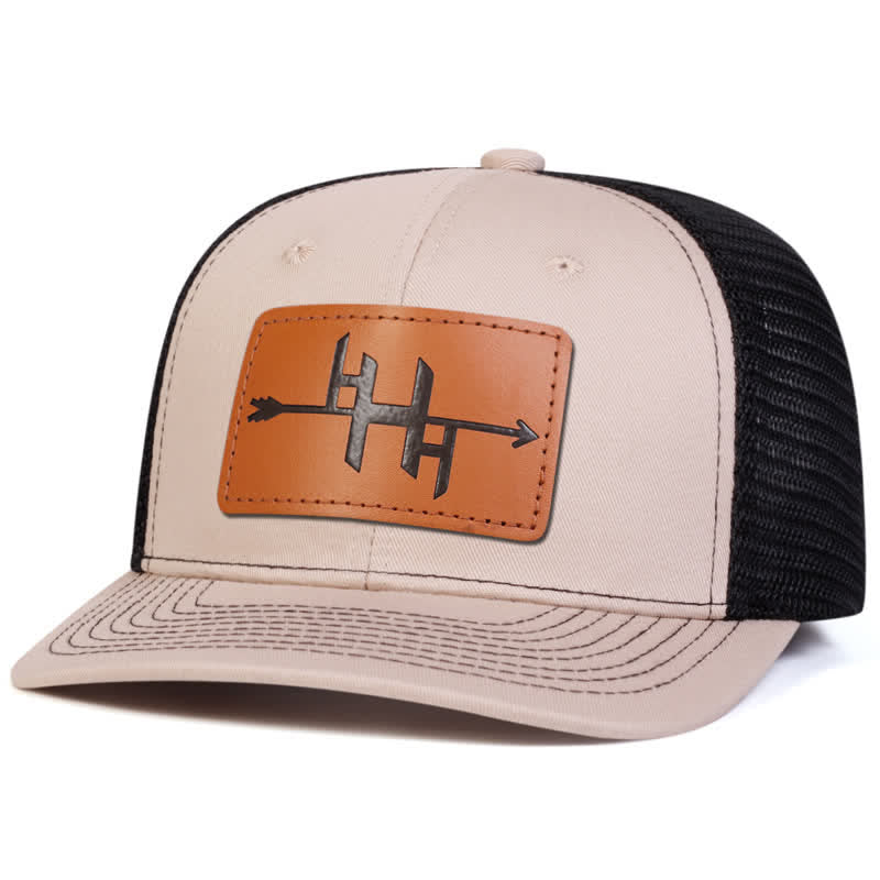 Gorra de camionero con parche de etiqueta de cuero y diseño de pistola con punta de flecha