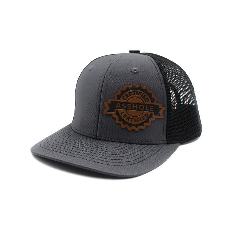 Gorra de camionero con parche de etiqueta de cuero marrón y estampado de letras