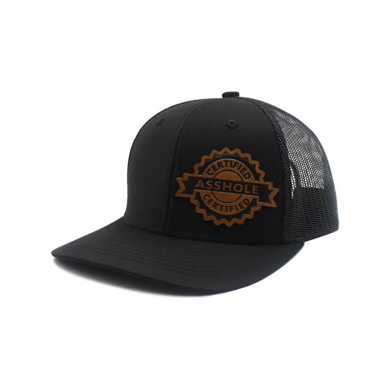 Gorra de camionero con parche de etiqueta de cuero marrón y estampado de letras