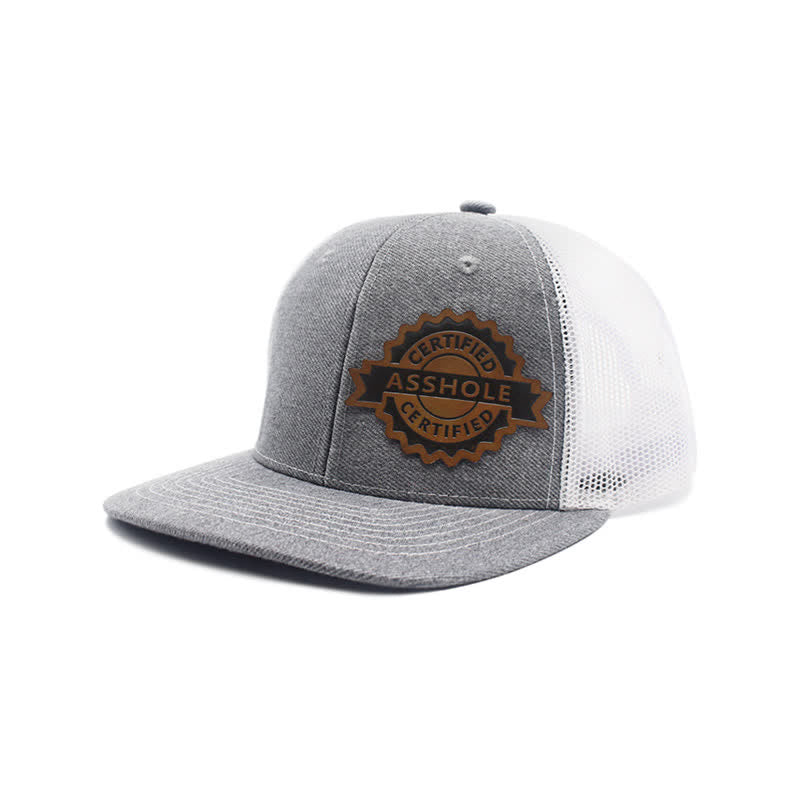 Gorra de camionero con parche de etiqueta de cuero marrón y estampado de letras