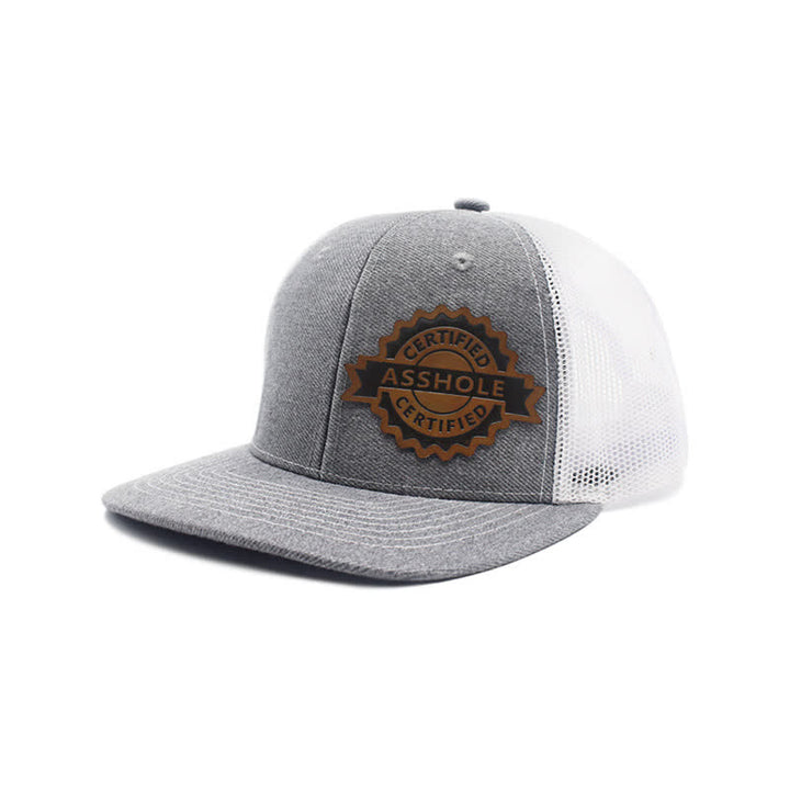Gorra de camionero con parche de etiqueta de cuero marrón y estampado de letras