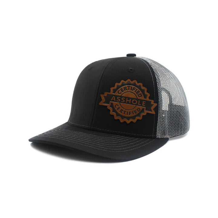 Gorra de camionero con parche de etiqueta de cuero marrón y estampado de letras
