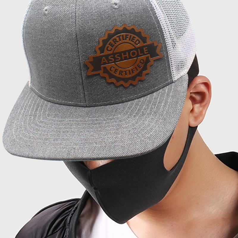 Gorra de camionero con parche de etiqueta de cuero marrón y estampado de letras