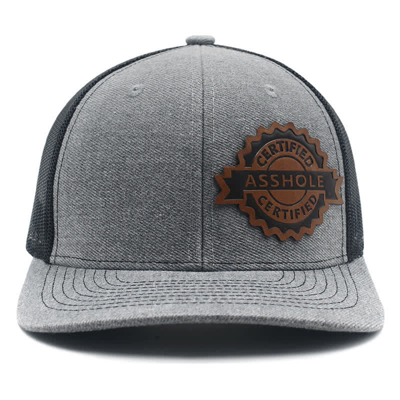 Gorra de camionero con parche de etiqueta de cuero marrón y estampado de letras
