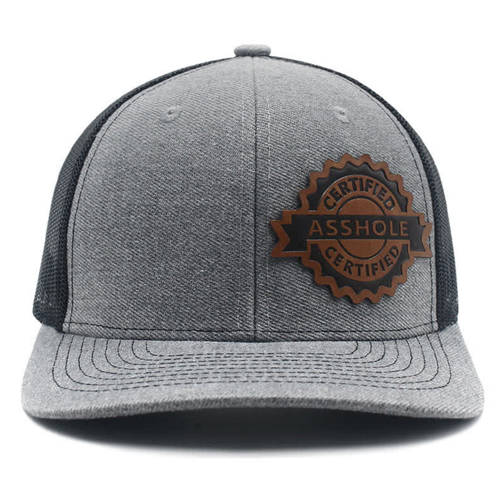 Gorra de camionero con parche de etiqueta de cuero marrón y estampado de letras