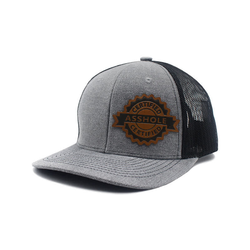Gorra de camionero con parche de etiqueta de cuero marrón y estampado de letras