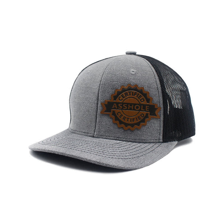 Gorra de camionero con parche de etiqueta de cuero marrón y estampado de letras