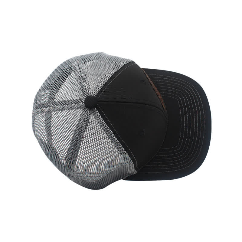 Gorra de camionero con parche de etiqueta de cuero marrón y estampado de letras