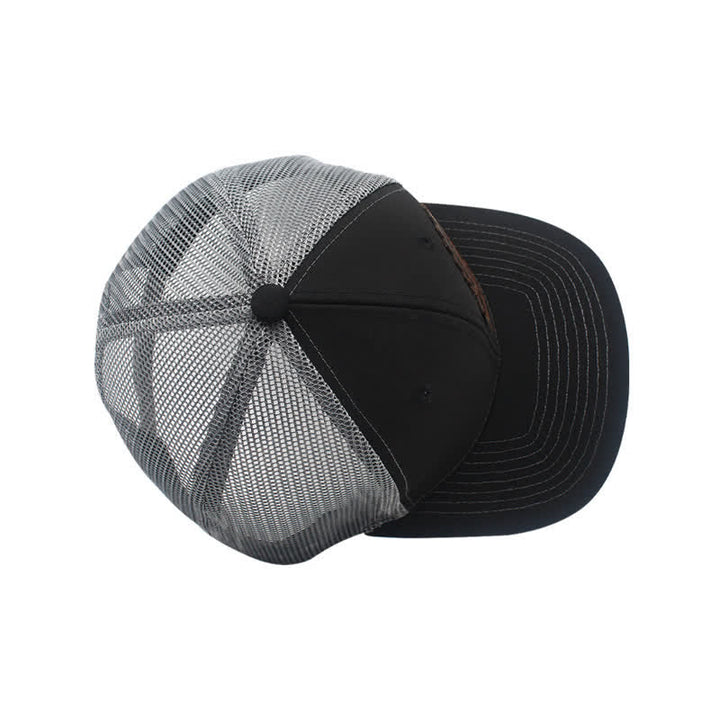 Gorra de camionero con parche de etiqueta de cuero marrón y estampado de letras