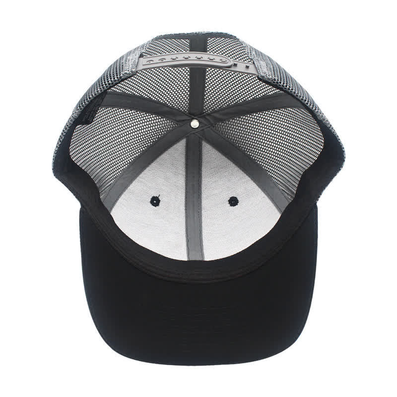 Gorra de camionero con parche de etiqueta de cuero marrón y estampado de letras