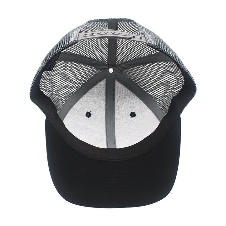 Gorra de camionero con parche de etiqueta de cuero marrón y estampado de letras