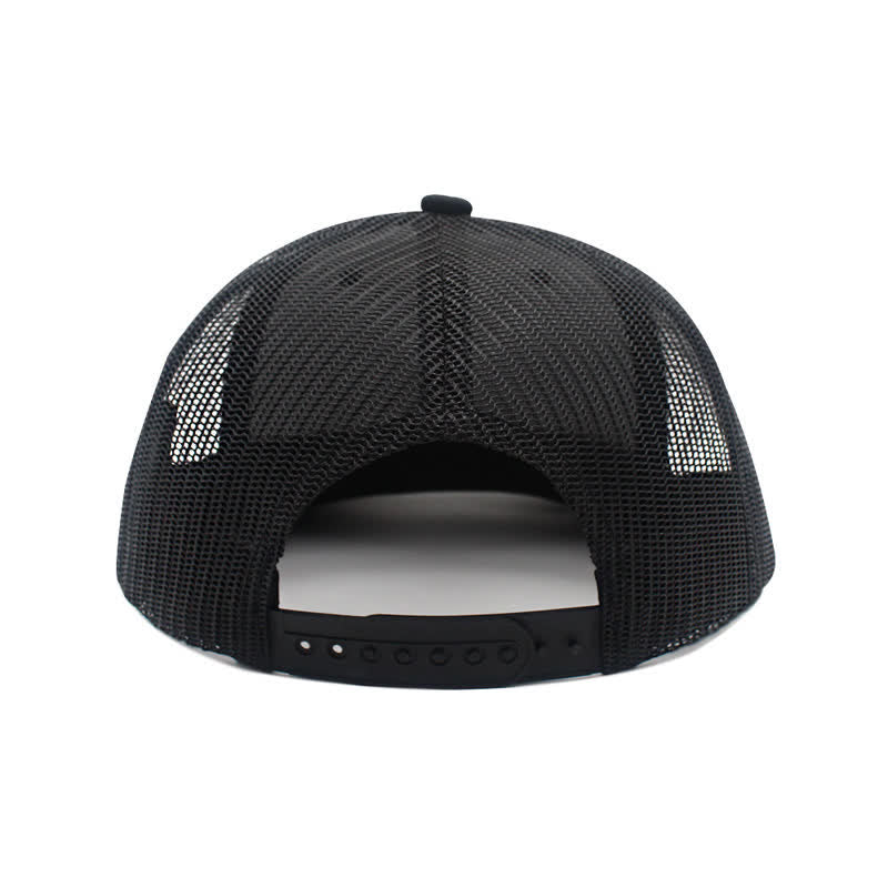 Gorra de camionero con parche de etiqueta de cuero marrón y estampado de letras