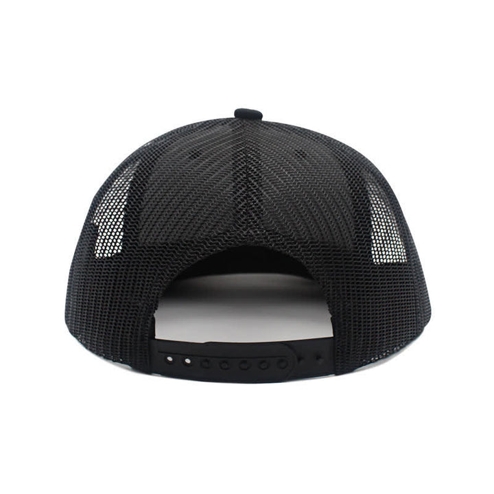 Gorra de camionero con parche de etiqueta de cuero marrón y estampado de letras