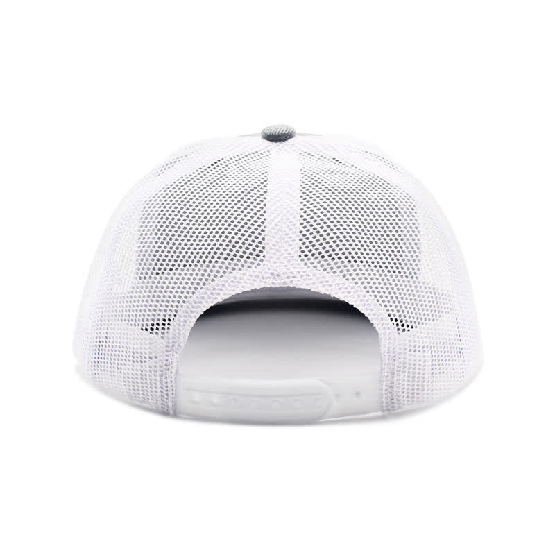 Gorra de camionero con parche de etiqueta de cuero marrón y estampado de letras