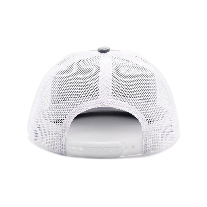 Gorra de camionero con parche de etiqueta de cuero marrón y estampado de letras
