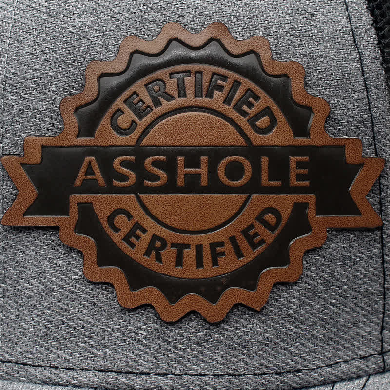 Gorra de camionero con parche de etiqueta de cuero marrón y estampado de letras