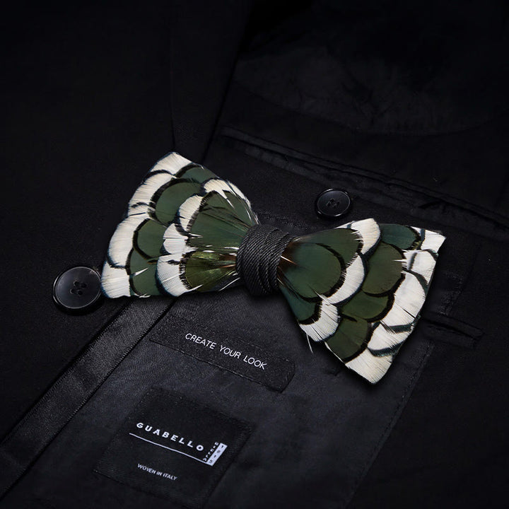 Pajarita con plumas en capas de color verde oscuro y blanco y broche de solapa
