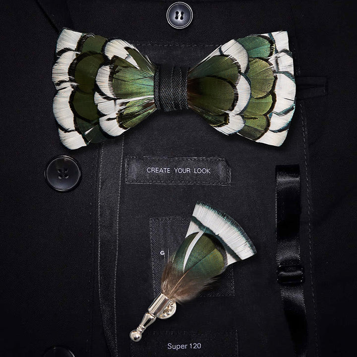 Pajarita con plumas en capas de color verde oscuro y blanco y broche de solapa