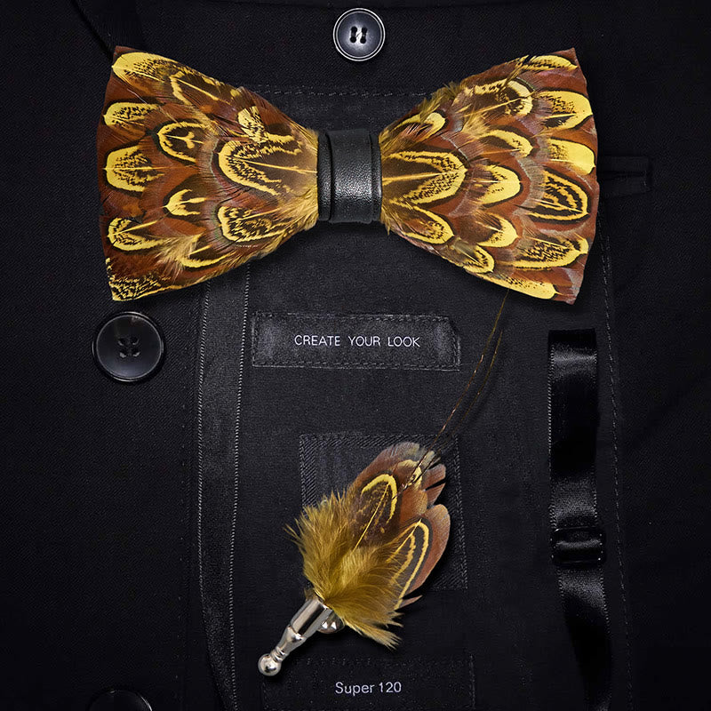 Pajarita con plumas de faisán de color amarillo y verde y broche de solapa