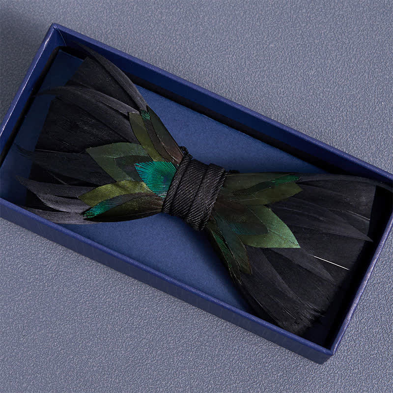 Pajarita elegante con plumas negras y verdes